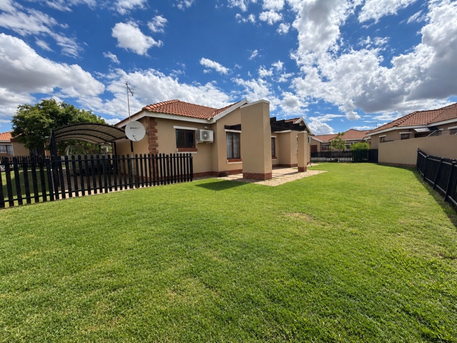 To Let 3 Bedroom Property for Rent in Hillside Free State